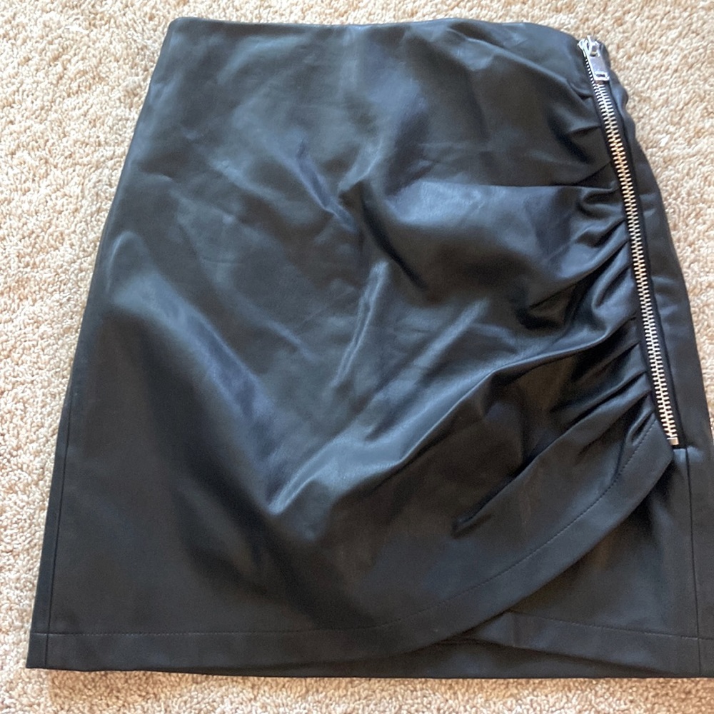 NWOT Zara pleather /imitation leather mini skirt black with silver zipper XS